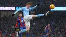 Pemain Manchester City, Kevin De Bruyne melakukan kontrol bola saat melawan Crystal Palace di Stadion Etihad,  Manchester, Sabtu(16/1/2016). Manchester City menang  4-0.  (AFP Photo/Oli Scarff)