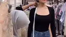 Momen putri Reza Artamevia saat mencocokan ukuran baju yang diduga untuk gaun pernikahan tak ketinggalan dibagikan. Rencana pernikahan Thariq dan Aaliyah makin terlihat. (Liputan6.com/IG/@aalthor.vibes)