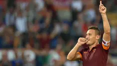 Kapten AS Roma, Francesco Totti, merayakan gol yang dicetaknya ke gawang Chievo pada laga Serie A di Stadion Olimpico, Roma, Sabtu (18/10/2014). (EPA/Ettore Ferrari)
