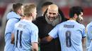Pelatih Manchester City, Pep Guardiola, merayakan kemenangan atas Manchester United pada laga Piala Liga Inggris di Stadion Old Trafford, Rabu (6/1/2021). City menang dengan skor 2-0. (Peter Powell/Pool via AP)
