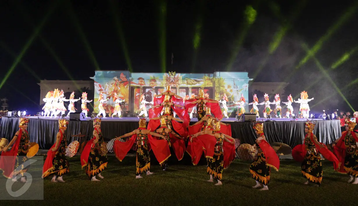 Penari menampilkan tarian khas daerah saat pagelaran "Nusantara Berdendang", Jakarta, Jumat (28/10). Acara ini dihadiri Presiden Jokowi, Wapres Jusuf Kalla dan sejumlah Menteri Kabinet Kerja. (Liputan6.com/Faizal Fanani)