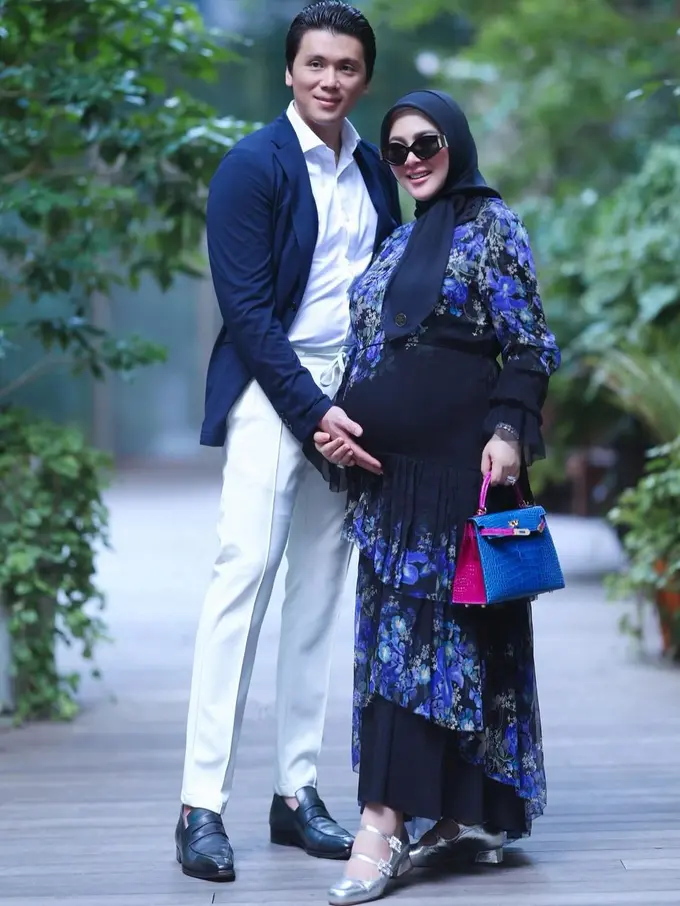 Gaya Bumil Mahal ala Syahrini dengan Tas Milyaran, Tampilan Pantofel yang Ketat Jadi Sorotan