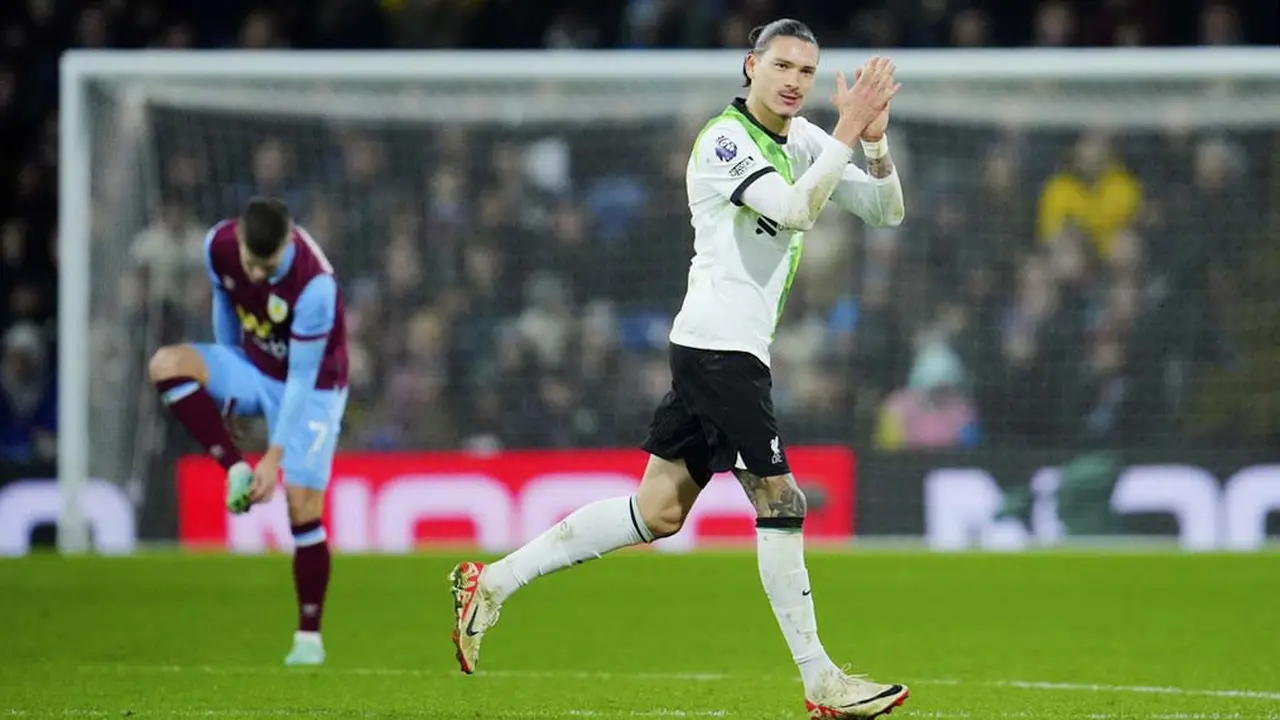 Foto: Aksi Nunez dan Jota Bawa Pulang 3 Poin dari Markas Burnley, Liverpool Gusur Arsenal di Puncak Klasemen Liga Inggris