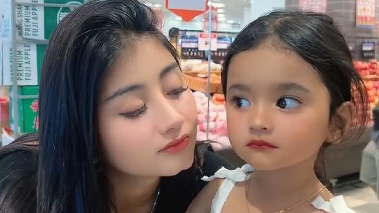 Meskipun masih kecil, keponakan Ghea Youbi sudah memiliki kecantikan yang menawan, menunjukkan bahwa pesona Ghea memang menurun dalam keluarganya yang cantik-cantik semua.<br><br>