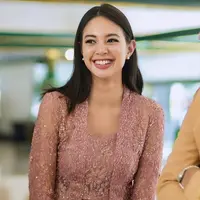 Di kesempatan itu, Aurelie tampil ayu dalam balutan kebaya kutubaru berwarna pink. [@aurelie/@djanjisoetji.photography]