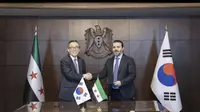 Dalam foto yang disediakan oleh Kementerian Luar Negeri Korea Selatan ini, Menteri Luar Negeri Korea Selatan Cho Tae-yul (kiri), berjabat tangan dengan Menteri Luar Negeri Suriah Asaad al-Shaibani setelah menandatangani pernyataan bersama tentang pembentukan hubungan diplomatik antara kedua negara di Damaskus, Suriah, Kamis (10/4/2025). (Dok. Kementerian Luar Negeri Korea Selatan via&nbsp;AP)