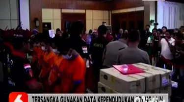 Anggota Ditreskrimsus Polda Jatim membekuk dua tersangka produsen 70 ribu sim card teregistrasi yang dijual dan diduga digunakan untuk kejahatan siber. Modus yang dilakukan tersangka adalah dengan membeli data kependudukan orang lain secara online.