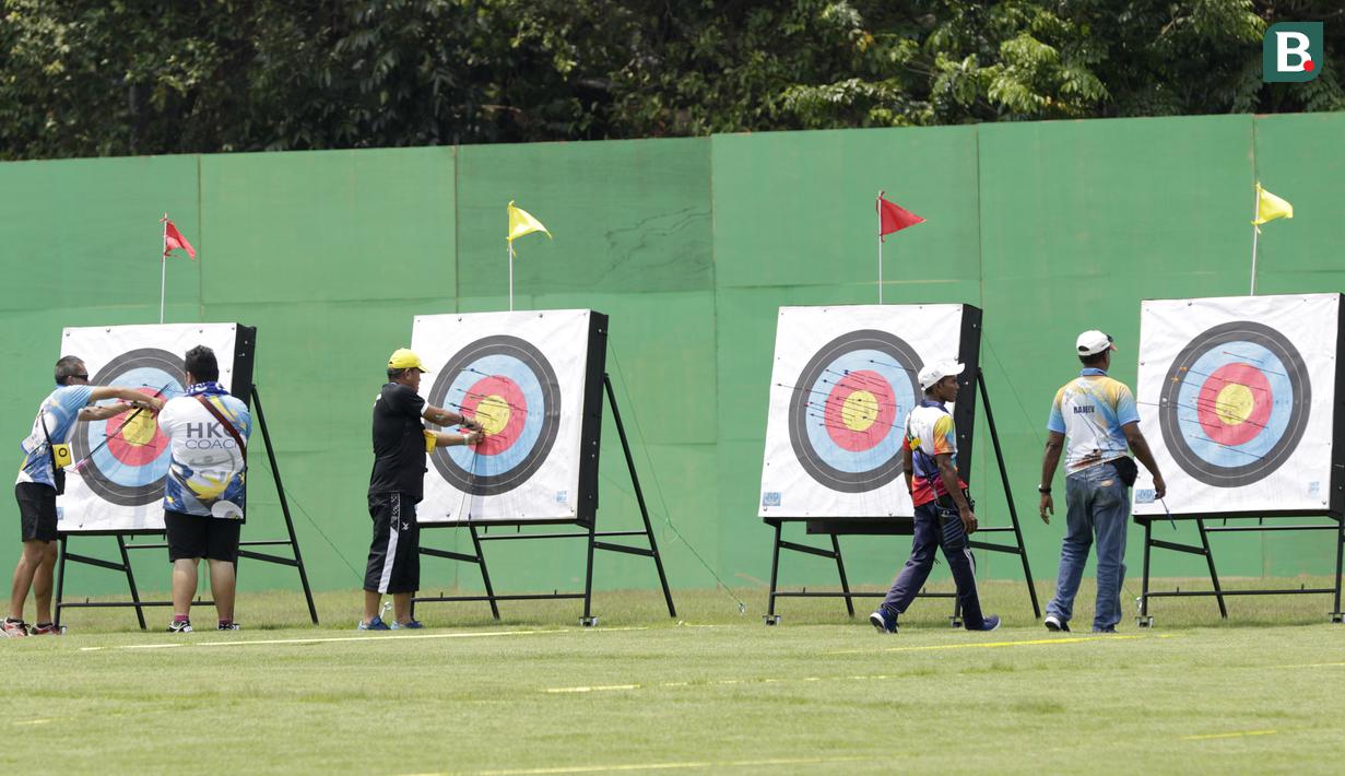 Atlet panahan Asian Para Games mencabut panah saat latihan di Lapangan Panahan, Senayan, Jakarta, kamis (04/10/2018). Latihan tersebut juga dalam rangka uji coba lapangan jelang pertandingan. (Bola.com/M Iqbal Ichsan)