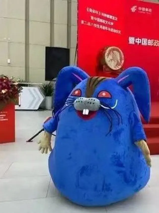 6 Potret Patung Kelinci yang Absurd, Bentuknya Jauh Dari Kata Lucu
