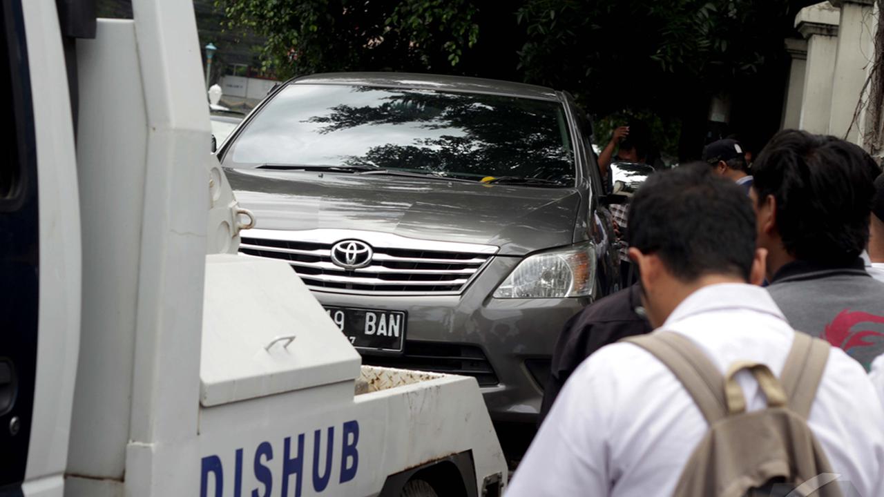 Petugas Pemadam Kebakaran keluhkan parkir mobil di bahu jalan