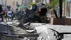 Warga melihat mobil yang terbalik dan jalanan yang hancur akibat banjir di Cannes, Prancis, Minggu (4/10/2015). Akibat peristiwa itu, sebanyak 16 warga dilaporkan tewas. (REUTERS/Eric Gaillard) 