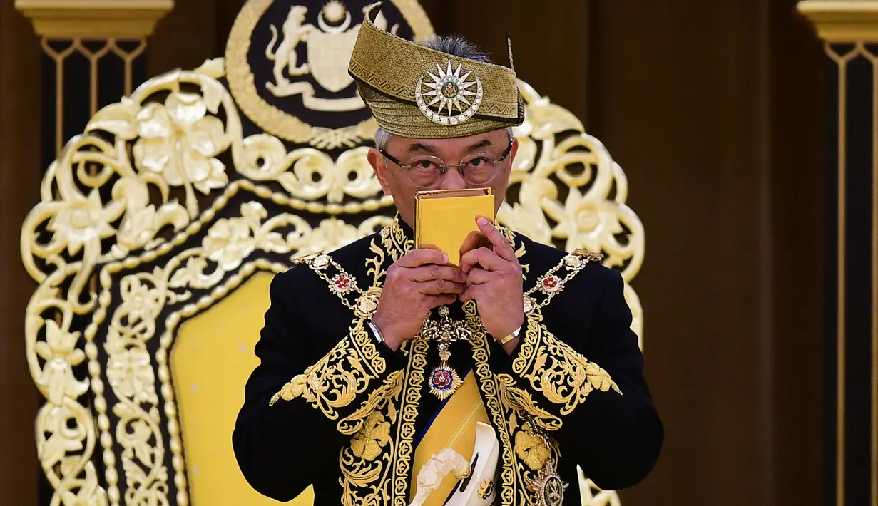 Raja Malaysia Abdullah Ri'ayatuddin Al-Mustafa Billah Shah mencium Alquran saat penobatan kerajaan di Istana Nasional, Kuala Lumpur, Selasa (30/7/2019). Sultan Pahang, Abdullah Ri'ayatuddin Al-Mustafa Billah Shah resmi dinobatkan menjadi Raja Malaysia. (SHAIFUL NIZAL/DEPARTMENT OF INFORMATION/AFP)