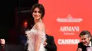 Aktris Penelope Cruz berpose di karpet merah saat tiba menghadiri pemutaran film "Wasp Network" yang dipertunjukkan dalam kompetisi selama Venice Film Festival 2019 di Venice Lido, Italia (1/9/2019). Penelope Cruz tampil cantik mengenakan gaun putih di acara tersebut. (AFP Photo/Alberto Pizzoli)