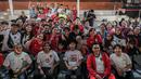 Mantan pelatih Timnas Indonesia, Shin Tae-yong (tengah) bersama mantan pemain Timnas Indonesia, Budi Sudarsono dan Valentino Simanjuntak berfoto bersama dengan para penonton setelah nonton bareng laga lanjutan Putaran Ketiga Kualifikasi Piala Dunia 2026 melawan Australia di daerah sekitar Setiabudi, Jakarta Pusat, Kamis (20/03/2025) sore WIB. (Bola.com/Bagaskara Lazuardi)