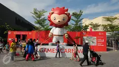 Warga Singapura bersiap menyambut perhelatan olahraga se Asia Tenggara, Sea Games 2015 pada 5-16 Juni 2015. Maskot Sea Games 2015, Nila ditampilkan dalam Sea Games Carnival, Senin (1/6/2015). (Liputan6.com/Helmi Fithriansyah)