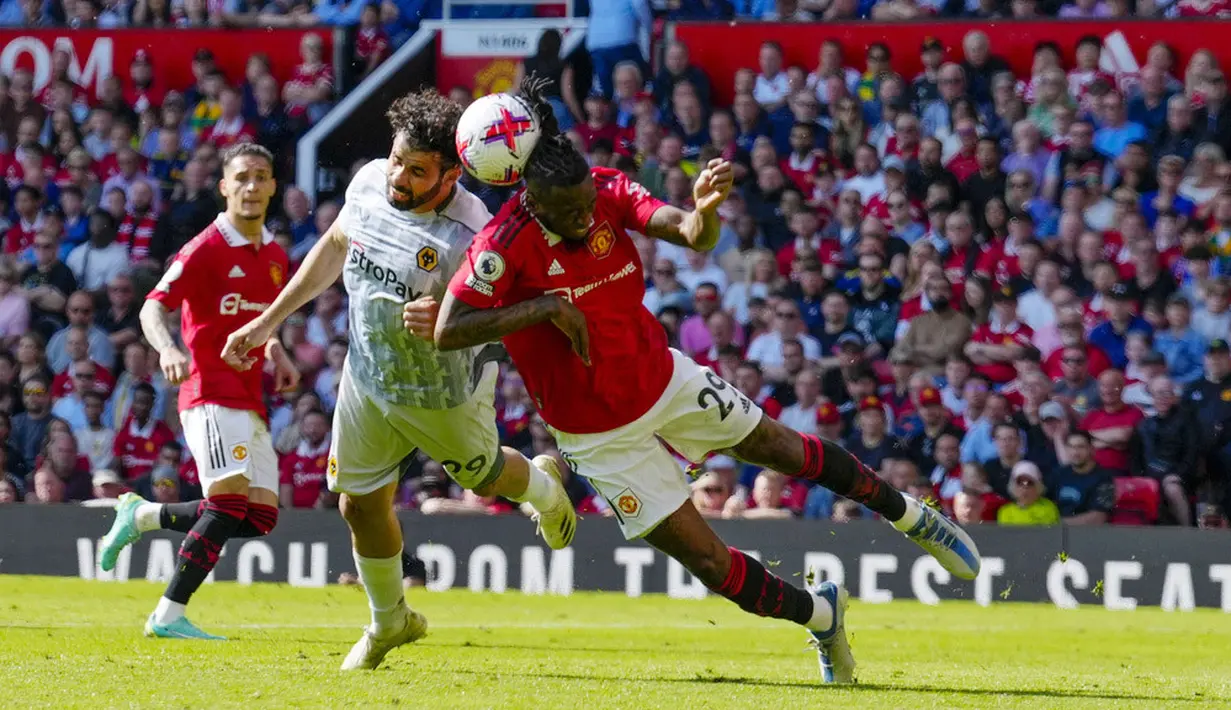Pemain Manchester United, Casemiro, duel udara dengan pemain Wolverhampton Wanderers, Raul Jimenez, pada laga pekan ke-36 Premier League di Old Trafford, Sabtu (13/5/2023). MU menang dengan skor 2-0. (AP Photo/Jon Super)