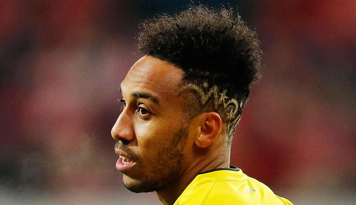Pierre-Emerick Aubameyang saat bertanding melawan FSV Mainz 05 pada Liga Jerman di Mainz pada 12 Desember 2017. Pesepakbola asal Gabon tersebut merupakan rekrutan kedua Arsenal pada bursa transfer Januari ini. (AP Photo/Michael Probst)