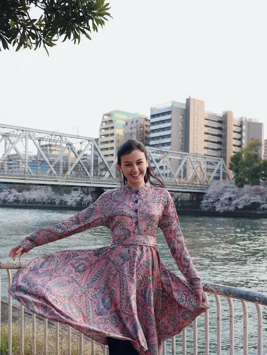 Masih di Jepang, Kimberly terlihat sangat feminin memakai baju berwarna pink gelap bercorak. Dengan latar sungai di belakangnya, senyuman manisnya tak pernah pudar. (Liputan6.com/IG/kimbrlyryder)