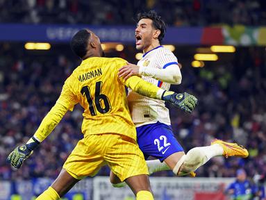 Pemain Prancis, Theo Hernandez dan Mike Maignan melakukan selebrasi setelah menaklukkan Portugal dalam laga 8 besar yang digelar di Volksparkstadion, Hamburg pada Sabtu (6/7/2024).  (Jens Büttner/dpa via AP)