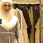Rayakan Idul Fitri dengan tren baju Lebaran monokrom warna hitam dan putih dari desainer busana muslim Lulu Elhasbu