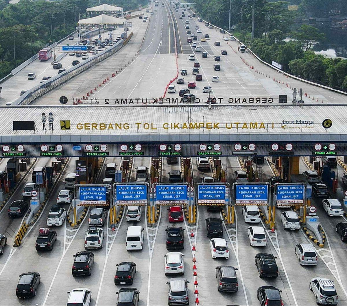 Foto udara memperlihatkan suasana antrean kendaraan pemudik di depan Gerbang Tol Cikampek Utama, Karawang, Jawa Barat, Sabtu (6/4/2024) pagi. Pada hari pertama puncak arus mudik Lebaran 2024, lalu lintas di Gerbang Tol Cikampek Utama terpantau dipadati pe