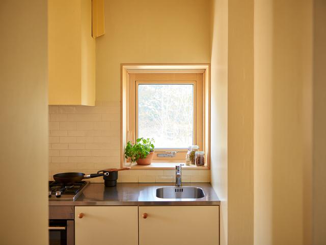 8. Jendela Putih dengan Bingkai Kayu Tipis