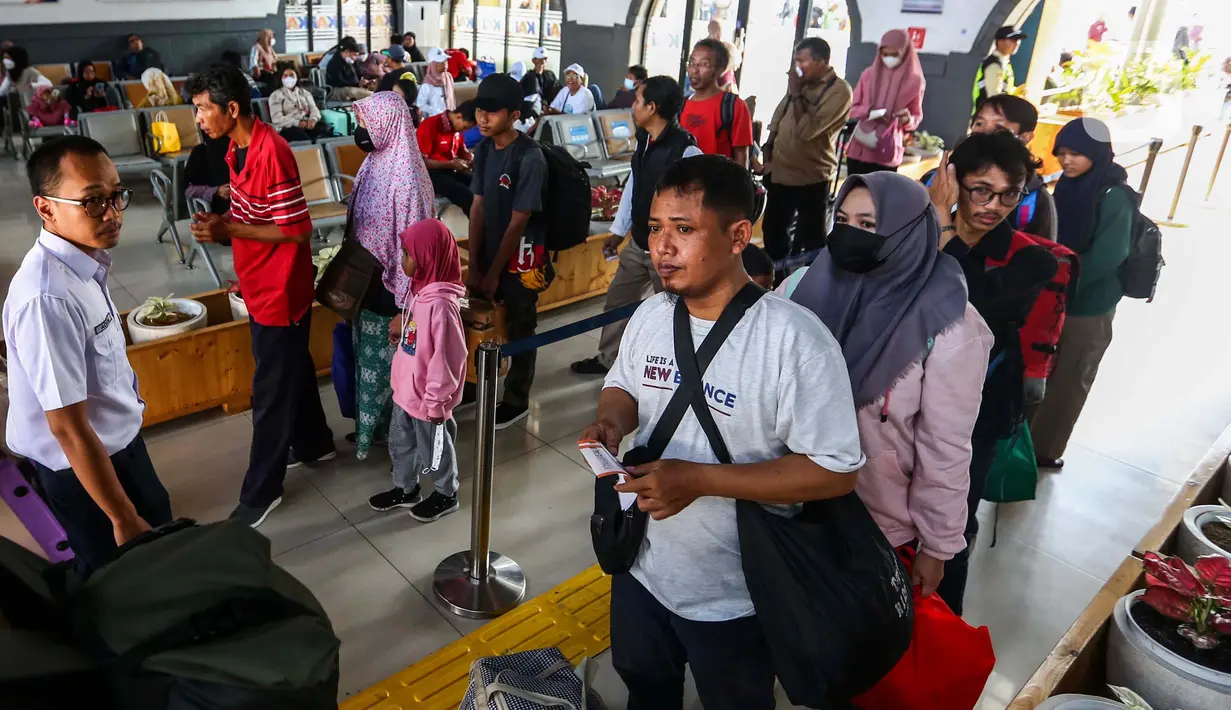 Selanjutnya, pada Senin (8/4/2024) ada 43.891 penumpang calon penumpang yang akan berangkat dari Stasiun Pasar Senen. (Liputan6.com/Angga Yuniar)