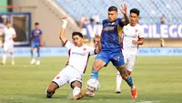 Pemian Persib Bandung, Ciro Alves berebut bola dengan pemain PSM Makassar, Muhammad Daffa Salman pada laga Piala Presiden 2024 di Stadion Si Jalak Harupat, Bandung, Jumat (19/07/2024). (Bola.com/Abdul Aziz)