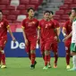 Bek timnas Indonesia U-23, Zalnando terlihat lesu melewati beberapa pemain Vietnam saat laga perebutan tempat ketiga Sepak Bola SEA Games 2015 di National Stadium Singapura, Senin (15/6/2015). Indonesia kalah 0-5. (Liputan6.com/Helmi Fithriansyah) 