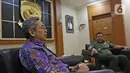 Corporate Secretary SCM Gilang Iskandar (kiri) berbincang dengan Pangdam Jaya Mayjen TNI Eko Margiyono di Makodam Jaya, Jakarta, Selasa (10/12/2019). SCM beraudiensi dengan Pangdam Jaya untuk membangun dan memelihara hubungan kedua belah pihak. (Liputan6.com/Herman Zakharia)