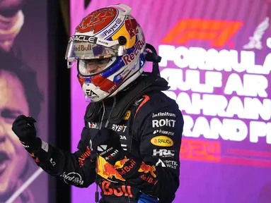 Pembalap Red Bull Racing, Max Verstappen merayakan kemenangan saat Formula 1 GP Bahrain 2024 yang berlangsung di Sirkuit Sakhir, Bahrain, Sabtu (03/03/2024) malam WIB. (AP Photo/Darko Bandic)