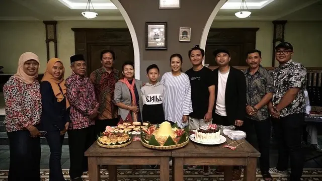 7 Potret Kesederhanaan Perayaan Ulang Tahun Soimah ke-39