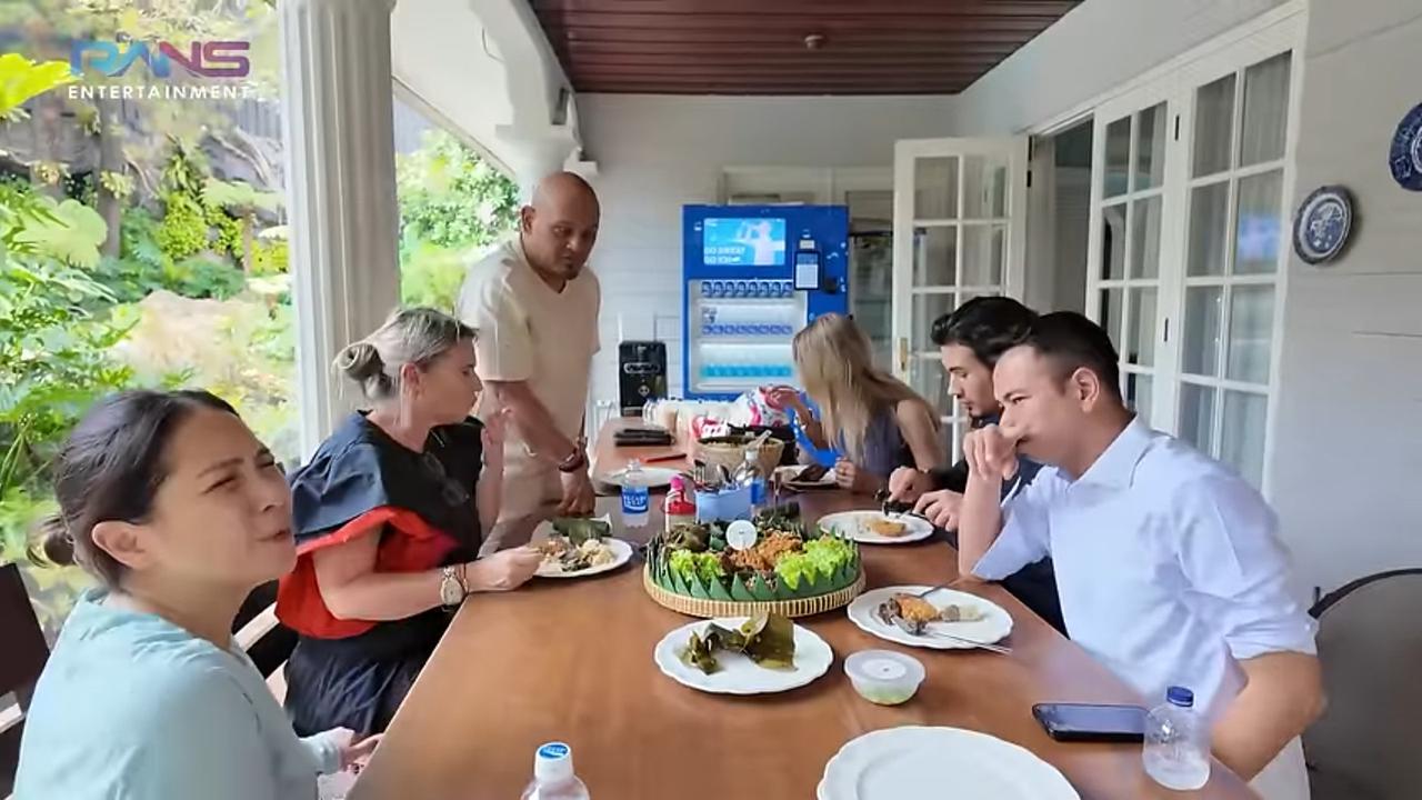 Potret Nagita Slavina Bingung Jelaskan Makanan Indonesia Dalam Bahasa Inggris ke Nathan Tjoe-A-On, Ada Perkedel Sampai Jeroan