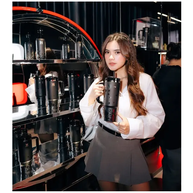 5 Gaya Audi Marissa Hadiri Pop Up Brand Tumbler Mewah Kolaborasi Jennie BLACKPINK
