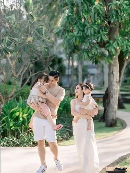 Begini jadinya ketika sekeluarga pakai outfit kompakan, lucu ya? [Instagram @frandaaa87]