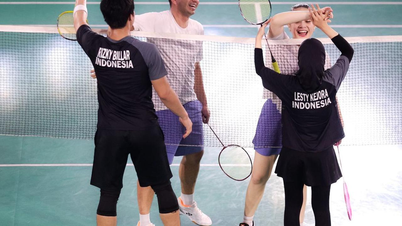 Pasangan selebritas, Rizky Billar dan Lesti Kejora bersalaman dengan pasangan Raffi Ahmad dan Nagita Slavina usai memenangkan laga bulu tangkis ganda campuran pada Turnamen Olahraga Selebriti Indonesia (TOSI) di GOR UNJ, Jakarta, Minggu (16/07/2023).