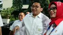 Sekjen Partai Gerindra Fadli Zon mendatangi Bareskrim Mabes Polri, Jakarta, Jumat (2/3). Fadli Zon melaporkan penyebar berita Hoax kepada Ketum Gerindra Prabowo Subianto yang dituduh berfoto bareng admin atau pengelola MCA. (Liputan6.com/Johan Tallo)