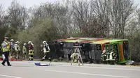 Kecelakaan sebuah bus yang berangkat dari Berlin ke Swiss keluar dari jalan raya di Jerman timur. (AP/