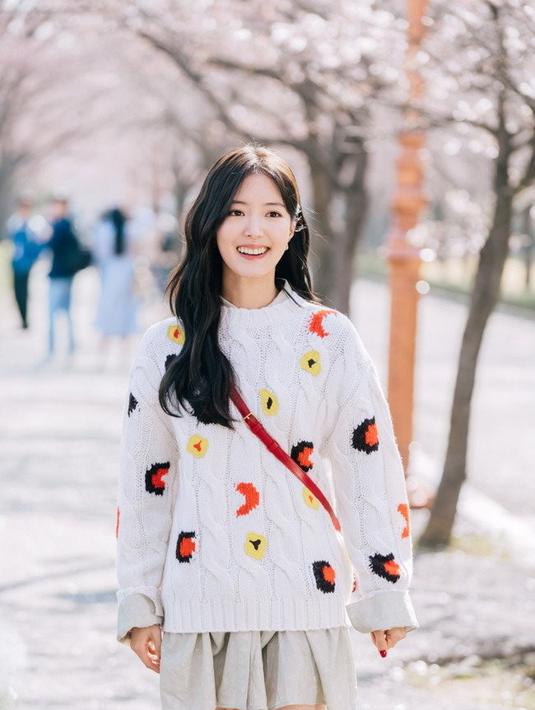 <p>Kim Yu Ri tampak cantik dengan gaya berpakaian yang fashionable. Senyum semringah merepresentasikan musim semi kala itu. (Foto: KBS2 via allkpop)</p>