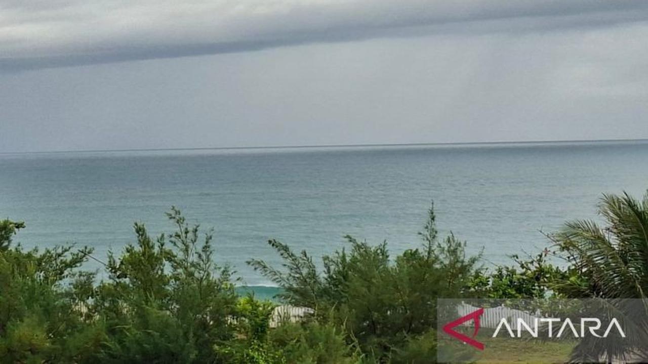 Pengamanan Pantai Cianjur Libur Panjang: Petugas Gabungan Siaga Hadapi Cuaca Ekstrem