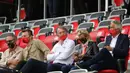 Sir Jim Ratcliffe (tengah) sendiri merupakan miliarder Inggris yang lahir di Failsworth, Manchester. Ia mengungkapkan bahwa sejak kecil dirinya memang merupakan penggemear MU. (AFP/Valery Hache)