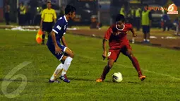 Zulfiandi (Timnas Indonesia U19 - kiri) berusaha mengecoh pemain PSIS Semarang Vidi Hasiholan (Liputan6.com/Helmi Fithriansyah).