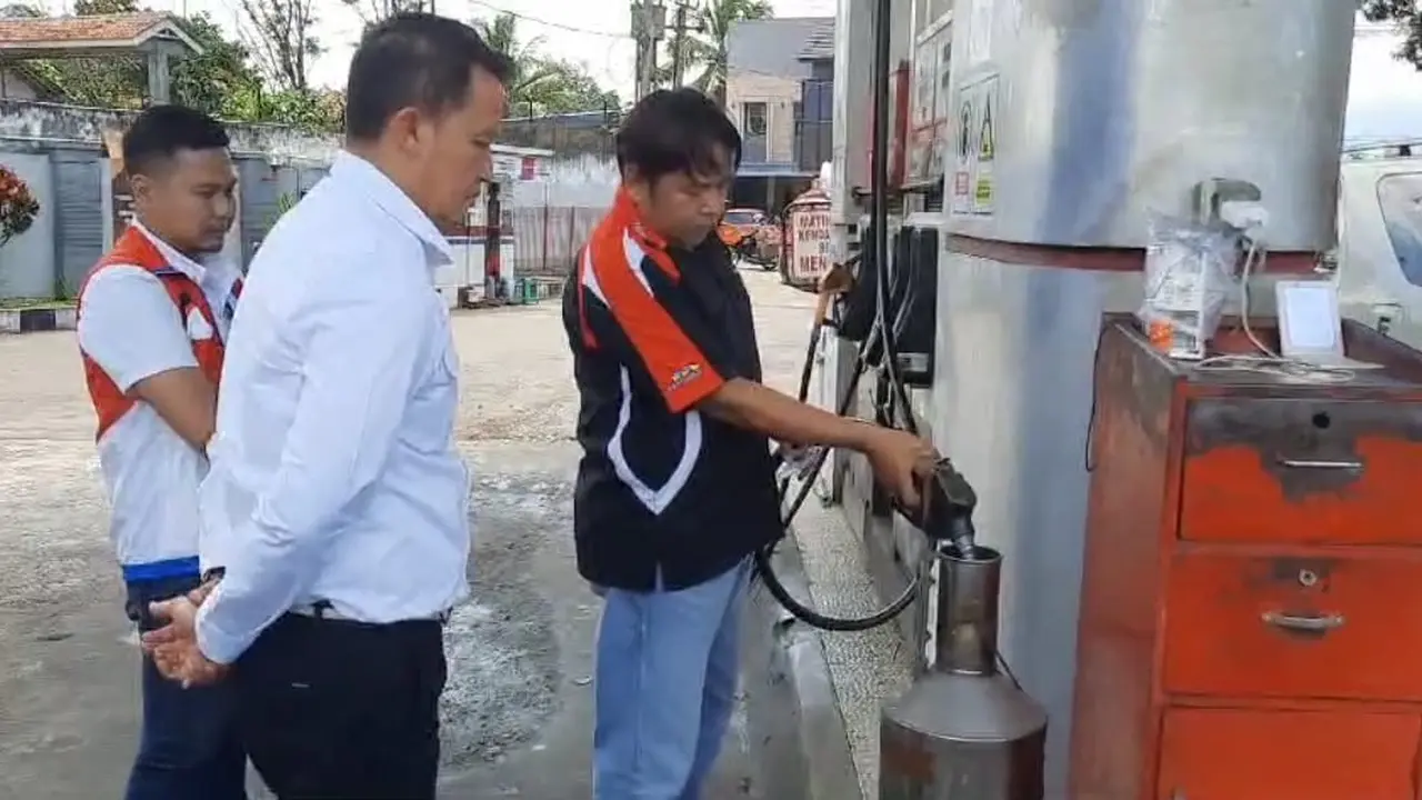 Satreskrim Polres Tasikmalaya bersama perwakilan Pertamina Tasikmalaya menggelar inspeksi mendadak di beberapa SPBU sepanjang jalur mudik alternatif Garut- Tasikmalaya. (Liputan6.com/Jayadi Supriadin)