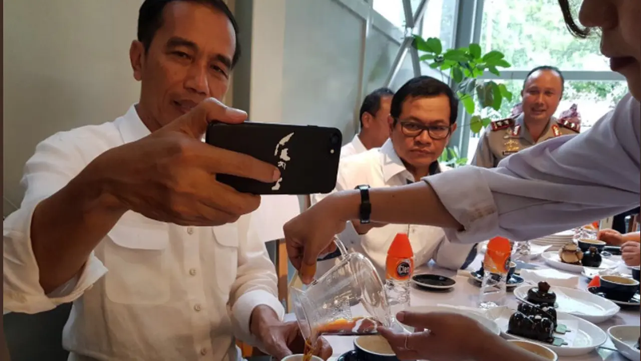Gambar Kepulauan NKRI, Casing HP Jokowi Bikin Warganet Naksir