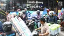 Sejumlah pengendara terjebak macet di kawasan Tanah Abang, Jakarta, Sabtu (23/12). Sejak Jumat (22/12), Pemerintah Provinsi DKI Jakarta menutup jalan Jatibaru Raya yang terletak di depan stasiun untuk menempatkan para PKL. (Liputan6.com/Angga Yuniar)