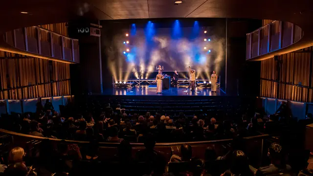 Holly Herndon, penyanyi perempuan yang menggabungkan unsur kecerdasan buatan manusia atau A.I di dalam musiknya tampil di Victoria Theater pada hari ke-1 dan ke-2 perhelatan Singapore International of Arts (SIFA) 2022 (Doc: Tim Holly Herndon)