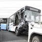 Badan bus Transjakarta dipindahkan dari lokasi kecelakaan di perlintasan Jalan Mangga Dua, Jakarta, Kamis (19/5). Sebelumnya, sebuah kecelakaan terjadi melibatkan bus transjakarta, mobil Avanza dan Kereta Senja Utama Solo. (Liputan6.com/Faizal Fanani)