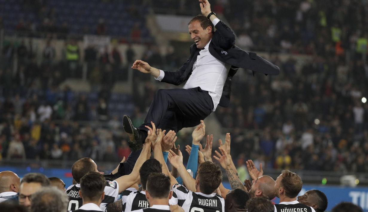 Para pemain Juventus melepar pelatih Massimiliano Allegri ke udara saat merayakan keberhasilan meraih trofi Coppa Italia di Rome Olympic stadium, (9/5/2018). Juventus menang 4-0. (AP/Gregorio Borgia)