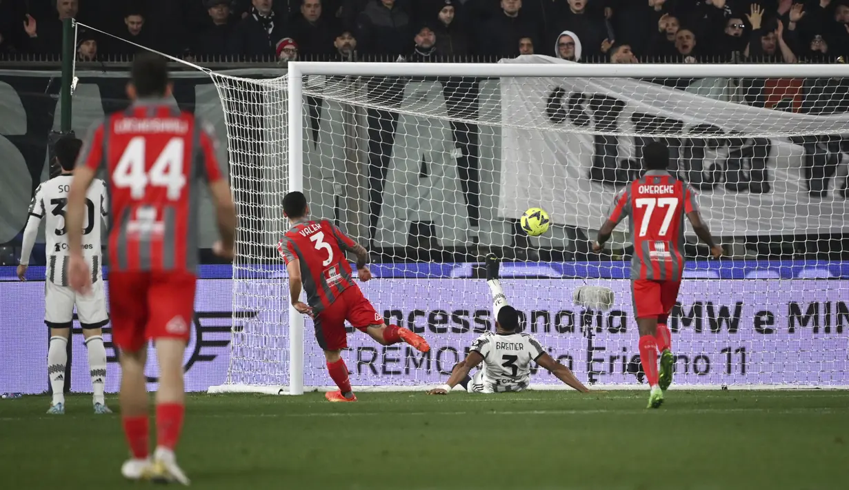 Bek Cremonese, Emanuele Valeri (tengah) mencetak gol ke gawang Juventus yang dibatalkan oleh wasit Giovanni Ayroldi selama pertandingan lanjutan Liga Serie A Italia di Zini Stadium, Cremona, Italia, Kamis (4/1/2023). Juventus menang tipis atas Cremonese dengan skor 1-0. (Massimo Paolone/LaPresse via AP)