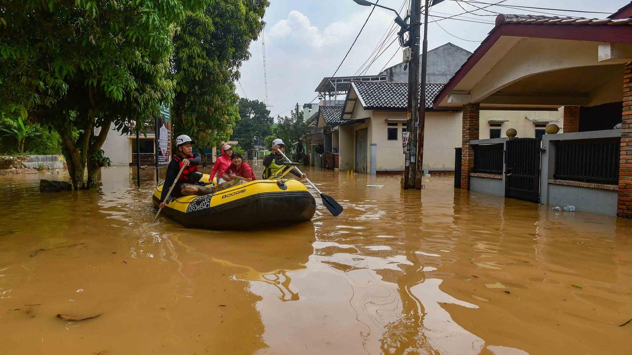 FOTO: Tanggul Jebol, 2.000 Warga Villa Pamulang Terdampak Banjir